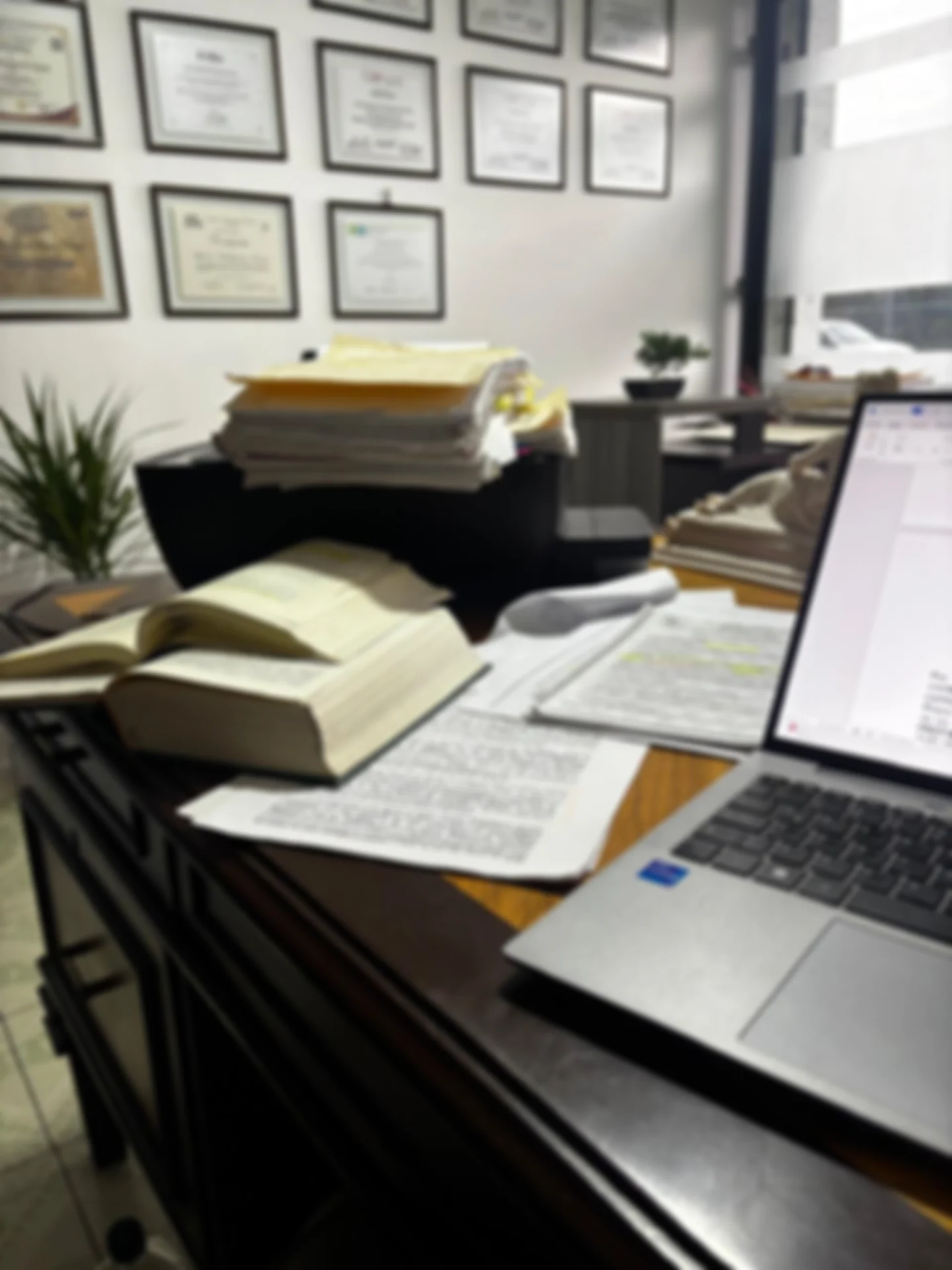 Escritorio del despacho Velázquez Abogados con códigos y expedientes